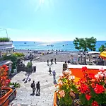 Costanzo Beachfront Air Conditioning And Free Wi-fi *