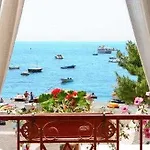 Apartment Costanzo Beachfront Air Conditioning And Free Wi-fi